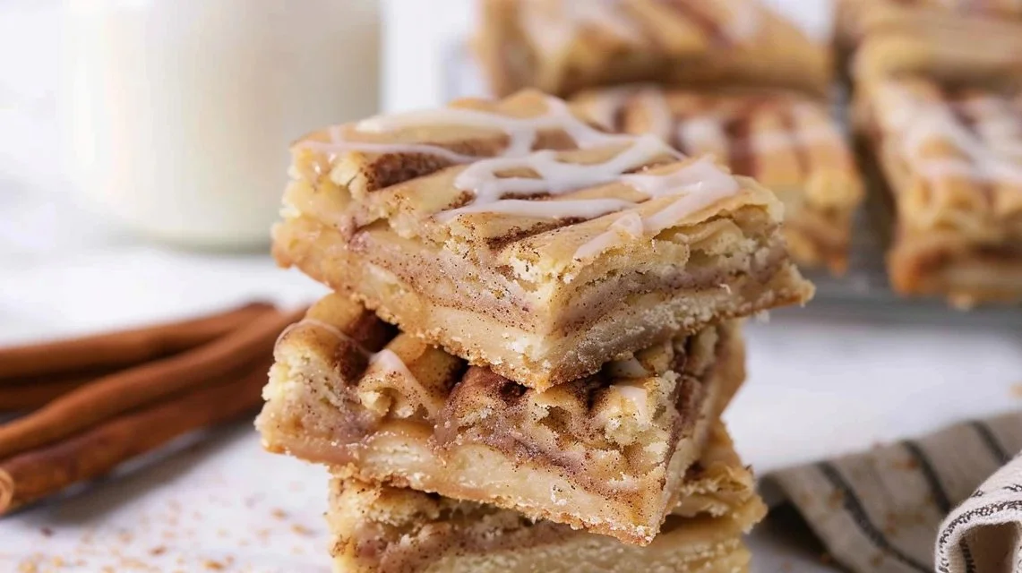 Soft Cinnamon Roll Blondies 2 Soft Cinnamon Roll Blondies